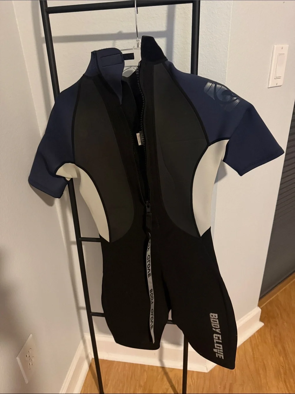 Body Glove Men’s Short Sleeve wet suit - Black, Navy, Cream